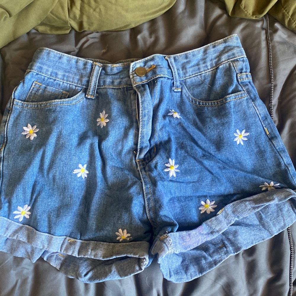 Flower embroidered shorts